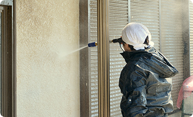 外壁や屋根の塗装面を高圧洗浄